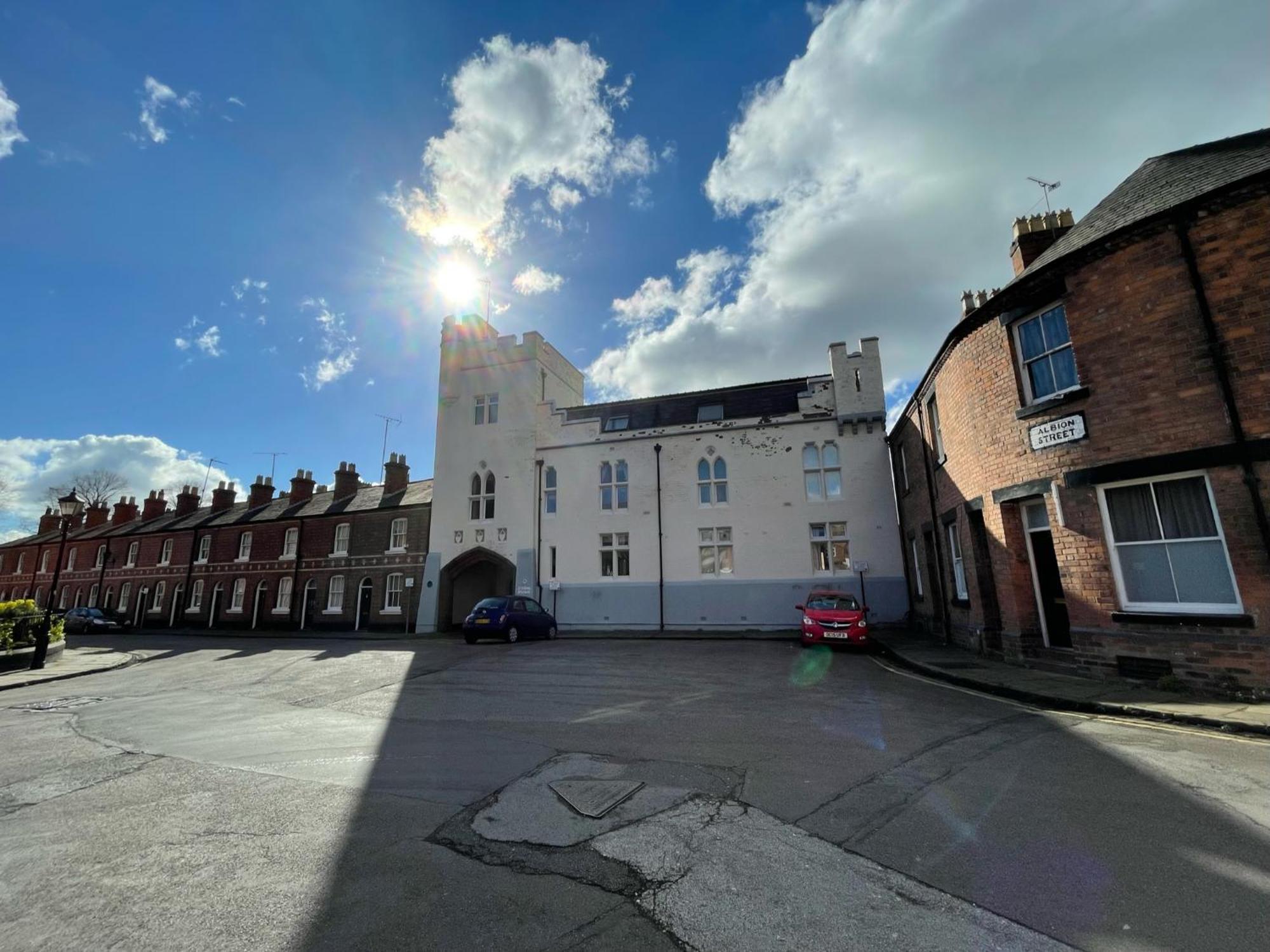 Chester Stays - Best Value Apartment With Free Parking In The Heart Of Chester Kültér fotó